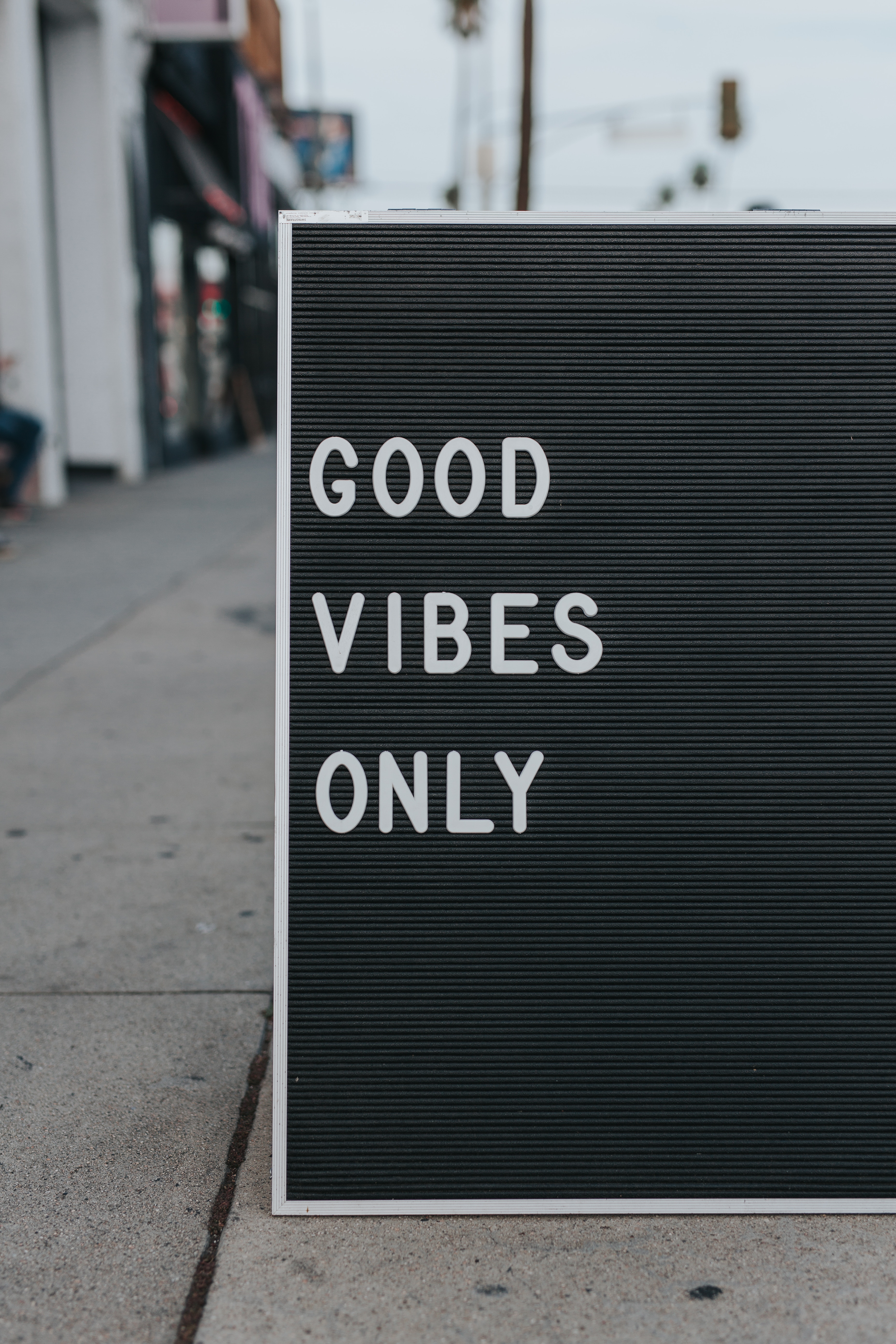 Board saying Good Vibes Only